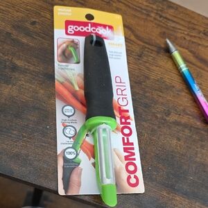 Comfort Grip Swivel Peeler - Black and Green